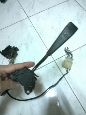 ขายก้านไฟเลี้ยว กับ ก้านปัดน้ำฝน e30 สภาพokไม่แตกหัก สายไฟครบ 1คู่ ราคา900 โทร0924462525โส กทม