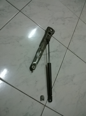 ขายชุดโช๊คฝากระโปรงหน้า E30 สภาพok อันละ ราคา900 โทร0924462525โส กทม