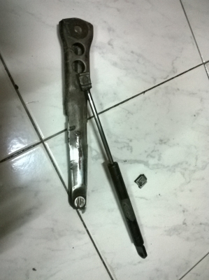 ขายชุดโช๊คฝากระโปรงหน้า E30 สภาพok อันละ ราคา900 โทร0924462525โส กทม