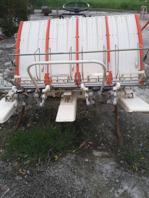 ขายรถดำนาเก่านอกแท้ๆสี่แถวสามล้อนั่งขับแต่ขายราคาเดินตาม15500 พร้อมใช้งานสะดวกประหยัดเวลา