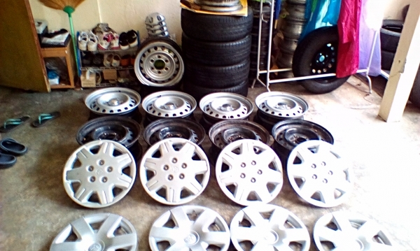 ล้อกะทะขอบ15/5-114 ตู้โตโยต้าฝาครบ บริสโตน205/70/15ปี12 ชุด 3200บ.