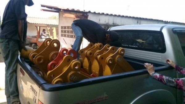 รับสั่งทำบุ้งกี้รถแมคโคเล็ก คูโบต้า โคมัสสุ  โกเบโก้ ขนาดความกว้าง 20-25-30 ซม.   3 ขนาด ลูกละ 8000 บาทครับ ลูกค้ามารับเองครับ