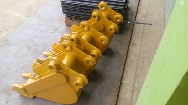 รับสั่งทำบุ้งกี้รถแมคโคเล็ก คูโบต้า โคมัสสุ  โกเบโก้ ขนาดความกว้าง 20-25-30 ซม.   3 ขนาด ลูกละ 8000 บาทครับ ลูกค้ามารับเองครับ