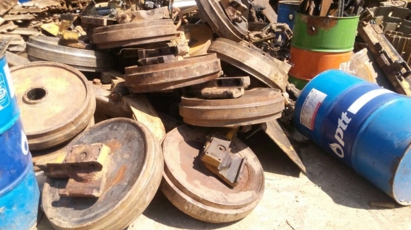 ขายล้อนำรถแทรกเตอร์ และหม้อนํ้า D-5 ขายไม่แพงครับ