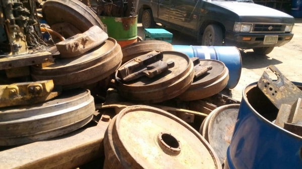 ขายล้อนำรถแทรกเตอร์ และหม้อนํ้า D-5 ขายไม่แพงครับ