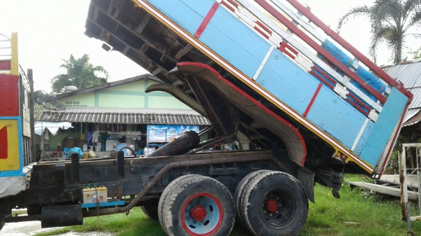 ดั้มท์  145  แรง  เพลาเดียว เกียร์กลาง  ท้ายฟูโช่  รถพร้อมใช้งาน เอกสารพร้อม  ราคา  280,000 บาท