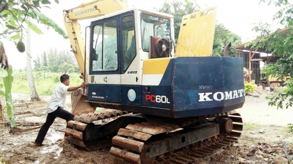 ขายรถแบคโฮ KOMATSU PC60-6L ตีนเป็ด ระบบไฟเต็ม แอร์พร้อม ราคา 650000