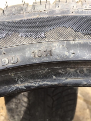 ขายยาง ACHILLES DESERT HAWK UHP 285-35-22 ปี11 ตุ่มหน้ายางยังอยู่ ไม่มีตำหนิ ยางป้ายแดงใส่จอดโชว์อย่างเดียว คู่ละ 4,000 บาท