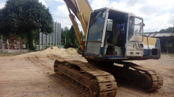 ขายKOMATSU PC200-5 เอกสารอินวอย ไฟฟ้าเต็ม โช่ใบหนาเอวแน่นบูมอาร์มสววไม่มีปะ เครื่องปั้มแรง 565,000บ.สนใจติดต่อ 0835601591 หรือ 0903494058