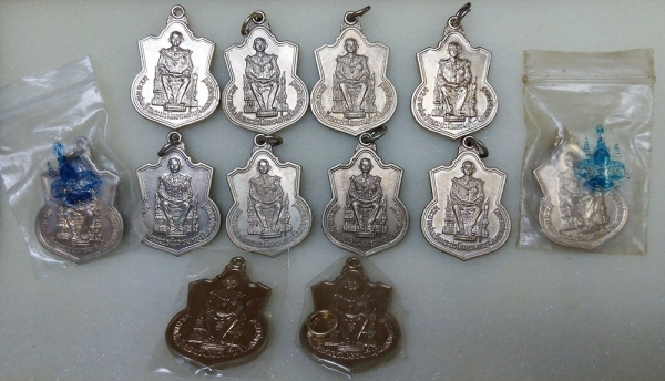 เหรียญนั่งบัลลังก์ กระบี่ยาว พิธีกาญจนาภิเษก  50 ปี ปี 2539 มี12 เหรียญ รับของเองได้เลยค่ะ