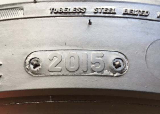 ยางคู่ Triangle 265 35 18 กลางปี15 ดอกเต็ม ไม่มีปะ ไม่มีกินข้าง ใช้ยาว ราคาไม่แพง