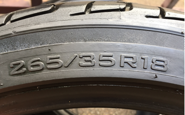 ยางคู่ Triangle 265 35 18 กลางปี15 ดอกเต็ม ไม่มีปะ ไม่มีกินข้าง ใช้ยาว ราคาไม่แพง
