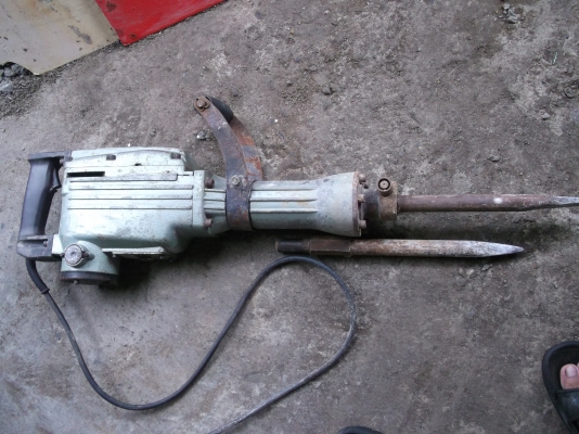 ชายแย็กไฟฟ้าตัวใหญ่ยี่ฮ้อโอกูละ