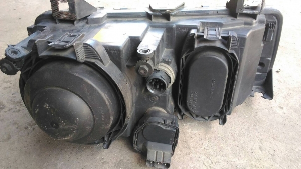 ไฟคู่หน้าBMW 318I E36 คู่ละ1000บาทอยู่ดอนเมือง TEL0890671028 IDline0890671028