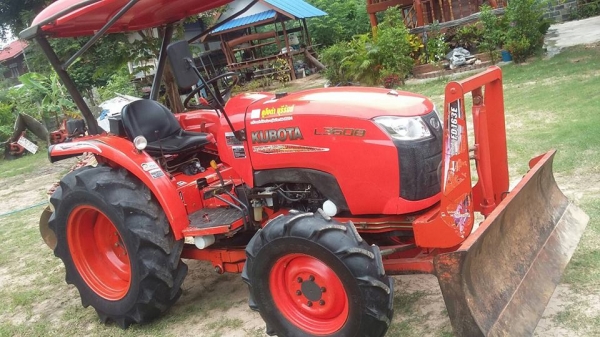 ขายรถไถ KUBOTA L3608 อุปกรณ์ ดันหน้า ผานหลัง สภาพสวยพร้อมใช้งาน เอกสารเล่มทะเบียนพร้อมโอน ราคา280,000 สนใจโทร 090-8588220คุณนะ 093-3258446คุณบิว หรือเข้าดูสินค้าอื่นๆได้ที่ www.narong2truck.com หรือ www.truck.in.th/498 หรือเพจFacebook ณรงค์ ซื้อขายรถมือสอ