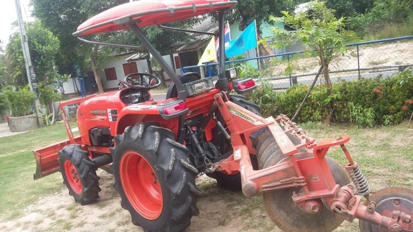 ขายรถไถ KUBOTA L3608 อุปกรณ์ ดันหน้า ผานหลัง สภาพสวยพร้อมใช้งาน เอกสารเล่มทะเบียนพร้อมโอน ราคา280,000 สนใจโทร 090-8588220คุณนะ 093-3258446คุณบิว หรือเข้าดูสินค้าอื่นๆได้ที่ www.narong2truck.com หรือ www.truck.in.th/498 หรือเพจFacebook ณรงค์ ซื้อขายรถมือสอ