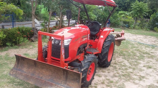 ขายรถไถ KUBOTA L3608 อุปกรณ์ ดันหน้า ผานหลัง สภาพสวยพร้อมใช้งาน เอกสารเล่มทะเบียนพร้อมโอน ราคา280,000 สนใจโทร 090-8588220คุณนะ 093-3258446คุณบิว หรือเข้าดูสินค้าอื่นๆได้ที่ www.narong2truck.com หรือ www.truck.in.th/498 หรือเพจFacebook ณรงค์ ซื้อขายรถมือสอ