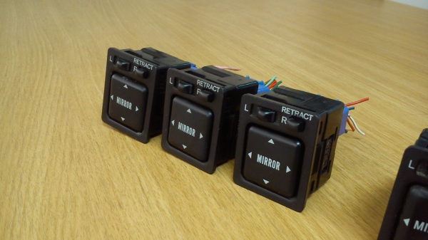 สวิทช์ ปรับควบคุมกระจกมองข้าง และพับกระจกมองข้าง ของรถ TOYOTA สวิทช์ ปรับควบคุมกระจกมองข้าง และพับกระจกมองข้าง ของรถ TOYOTA