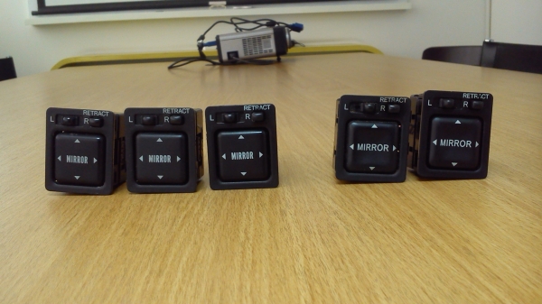 สวิทช์ ปรับควบคุมกระจกมองข้าง และพับกระจกมองข้าง ของรถ TOYOTA