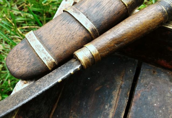 มีดหมอธรรมอีสาน A01 อายุมากกว่า 90ปี น้ำหนักดี ตีขึ้นรูปด้วยมือ ใบมีดเนื้อโลหะพิเศษ ด้ามและปลอกทองเหลือง ฝังตะกรุด 3ดอก ขนาดยาว 25ซม.งานเก่าเก็บ