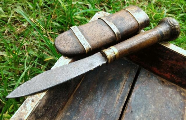 มีดหมอธรรมอีสาน A01 อายุมากกว่า 90ปี น้ำหนักดี ตีขึ้นรูปด้วยมือ ใบมีดเนื้อโลหะพิเศษ ด้ามและปลอกทองเหลือง ฝังตะกรุด 3ดอก ขนาดยาว 25ซม.งานเก่าเก็บ