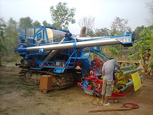 ขาย รถเกี่ยวศักดิ์พัฒนาภาคกลาง อุ้ม 2.5 ตัน เครื่อง 6HH1 210 แรงม้า สภาพพร้อมใช้งาน