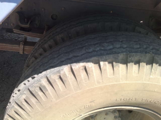 รถอิซูซุ 6 ล้อ รั่ว 175 แรงม้า  ปี 50   สนใจติดต่อ 081 - 6079515