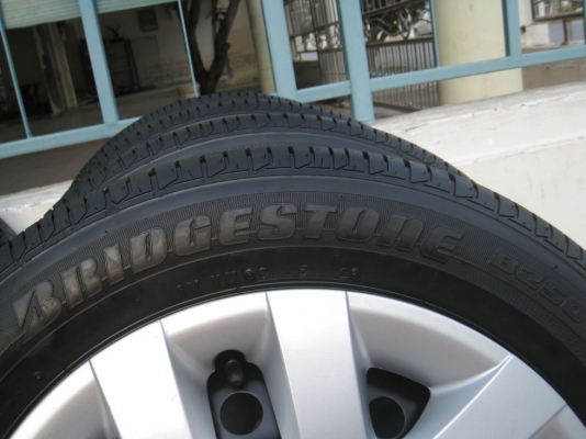 ขายกะทะล้อ suzuki swift 15" 4/100 +ฝาครอบ+ยางปี52/12(081-3747940)