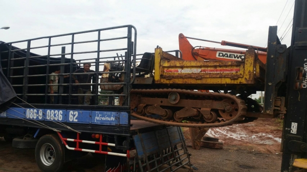 tractor-backhoe ได้จัดส่งรถบรรทุกดั้มเปอร์ตีนตะขาบแทร็กยาง สำหรับขนย้ายดิน และพืชผลการเกษตร ไปจันทบุ