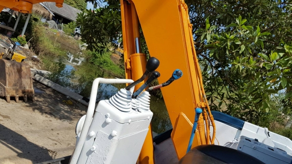 ขายด่วนรถแบคโฮแอแมนAX40เทียบเท่าPC40ครื่อง4สูบดีปั่มแรงประหยัดรถนอกเพิ่งนำเข้ามาใหม่ยังไม่เคยใช้งานในเมืองไทยเลย