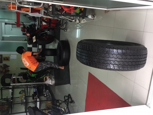 (หมดแล้วครับ) ยาง Bridgestone 245 70 16 ปี16 มีให้เลือก 7ชุด ดอกเต็ม ไม่มีปะ ราคาไม่แพง