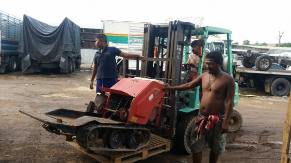 tractor-backhoe ส่งรถบรรทุกตีนตะขาบแทร็กยางขนาดเล็กสำหรับบรรทุกพืชผลการเกษตรเอนกประสงค์ไปสุราษฎร์ส่ง