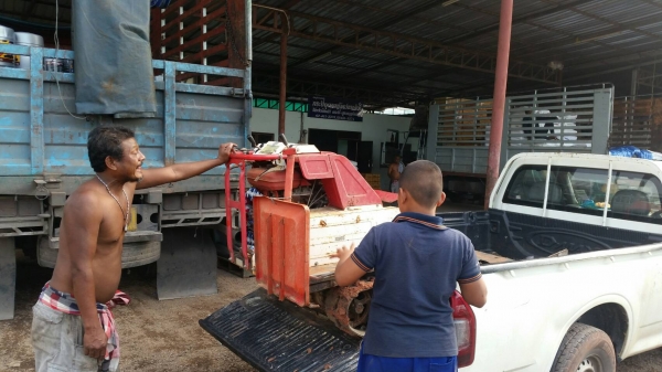 tractor-backhoe ส่งรถบรรทุกตีนตะขาบแทร็กยางขนาดเล็กสำหรับบรรทุกพืชผลการเกษตรเอนกประสงค์ไปสุราษฎร์ส่ง tractor-backhoe ส่งรถบรรทุกตีนตะขาบแทร็กยางขนาดเล็กสำหรับบรรทุกพืชผลการเกษตรเอนกประสงค์ไปสุราษฎร์ส่ง