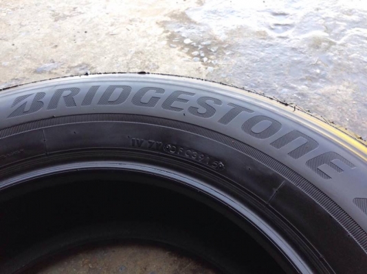 ยาง Bridgstone 265-65-17 ปี 15 ครบชุด 4 เส้น 8000 สภาพสวยๆไม่มีปะไม่บวมไม่กินข้าง ดอกยางเหลือเยอะเอาไปวิ่งกันใด้อีกยาวค่ะ