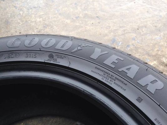 ยาง GOOD YEAR 215-55-17 ปี 15 ครบชุด 4 เส้น 5000 สภาพสวยๆไม่มีปะไม่บวมไม่กินข้าง ดอกยางเหลือเยอะเอาไปวิ่งกันใด้อีกยาวค่ะ