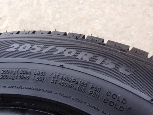 ยาง MICHELIN 205-70-15 ปี 15 2 เส้น 2500 สภาพสวยๆไม่มีปะไม่บวมไม่กินข้าง ดอกยางเหลือเยอะเอาไปวิ่งกันใด้อีกยาวค่ะ