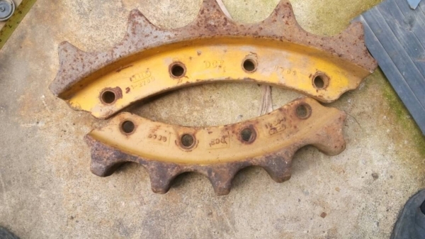 ขายเฟืองสะป้อกเก็ต รถแทรกเตอร์ CAT-D-5-H , D-6-H , D- 4-H และลอนเลอร์ เทอร์โบ สภาพสวยมากครับ ขายไม่แพง