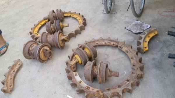 ขายเฟืองสะป้อกเก็ต รถแทรกเตอร์ CAT-D-5-H , D-6-H , D- 4-H และลอนเลอร์ เทอร์โบ สภาพสวยมากครับ ขายไม่แพง