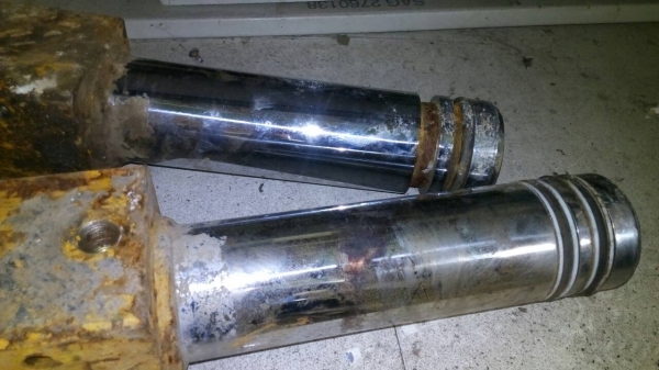 ขายล้อนำและชุดกระบอกเร่งแทรก รถแมคโค CAT-320 สภาพสวยมากครับของตัดติดรถ ญี่ปุ่นขายไม่แพงครับ