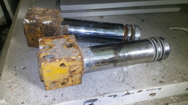 ขายล้อนำและชุดกระบอกเร่งแทรก รถแมคโค CAT-320 สภาพสวยมากครับของตัดติดรถ ญี่ปุ่นขายไม่แพงครับ