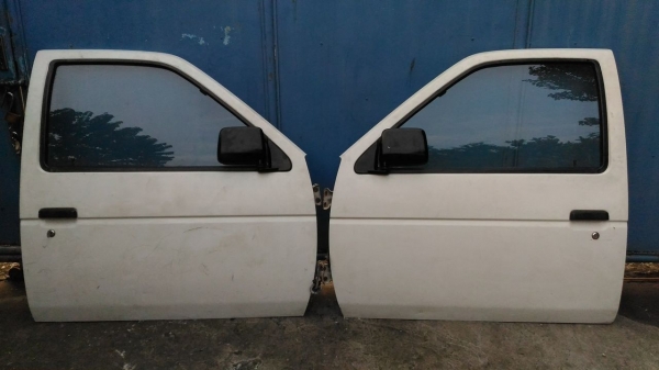 ประตูคู่หน้ามือหมุน Datsun Japan ใส่ BIG M แท้ญี่ปุ่น