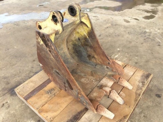 บุ้งกี๋ ใช้กับรถขุด ขนาด SK60 นำเข้าจากญี่ปุ่น ติดต่อ 087-9118593/085-0843200