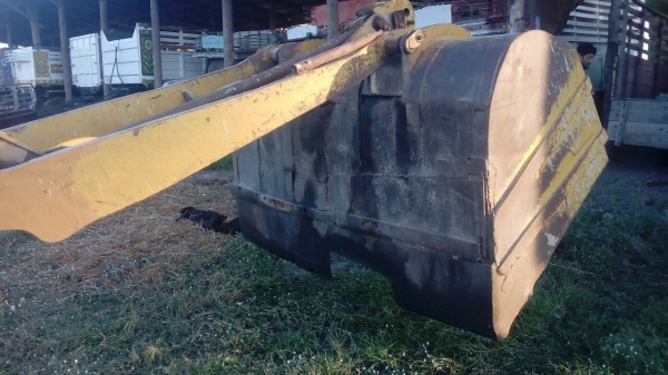 ขายรถตักKOMATSU JH30B เครื่องแน่น ปั้มแรง    รถแห้งทั้งคัน ใช้งานคล่อง  265,000บ. สนใจติดต่อ 0835601591 หรือ 0903494058