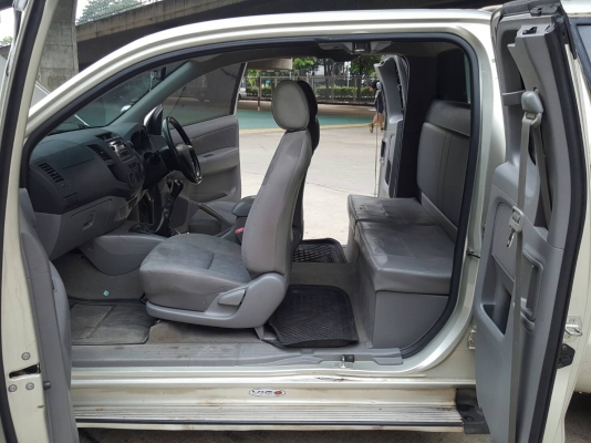 2011 TOYOTA VIGO 2.7J สีบรอนซ์ รถสวยมีเสน่ย์ สภาพสมบูรณ์พร้อมใช้งาน