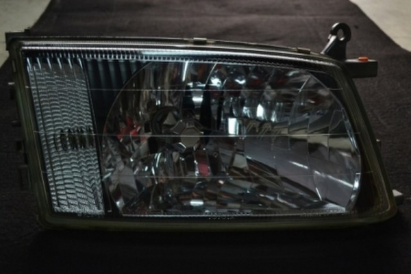 ขายไฟหน้า TOYOTA REGIUS อะไหล่รถยนต์ มือสอง