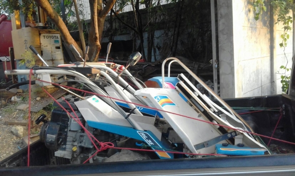 tractor-backhoeได้จัดส่งรถเกี่ยวข้าววางราย พร้อมมัด แบบแถวเดียว เดินตาม 2 คัน ไปอุตรดิตถ์(สุดยอด)