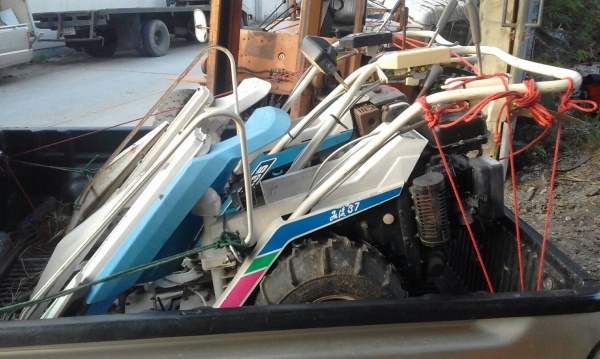 tractor-backhoeได้จัดส่งรถเกี่ยวข้าววางราย พร้อมมัด แบบแถวเดียว เดินตาม 2 คัน ไปอุตรดิตถ์(สุดยอด)