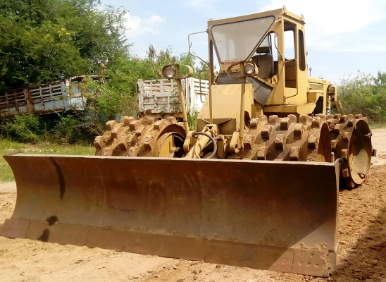 รถบดล้อหนาม 4 ล้อ  CAT 815 ขาแกะ(จดชั้นผู้รับเหมากรมชลฯ)