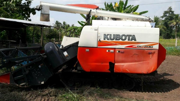 ขายรถเกี่ยวคูโบต้า DC70G ทำงาน2พัน ชม. สภาพกำลังทำงาน เครื่องดี เอกสารทะเบียนครบ