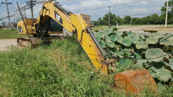 ขาย แบคโฮ CAT 315D จดทะเบียนปี 56 รถใช้งานน้อย ระบบไฟครบ ที่โคนบูมมีเชื่อมหน่อย เอกสารเล่มทะเบียนเต็ม ราคาต่อรองได้